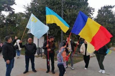 Kırım Tatarları ve Ukraynalı aktivistlerden Köstence'deki Rus Konsolosluğu önünde protesto gösterisi