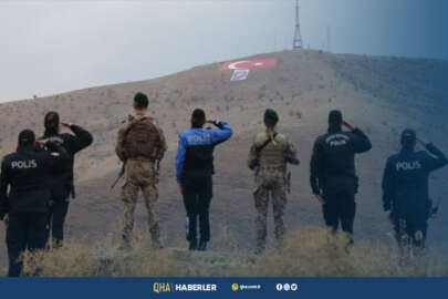 Atatürk, polislerin çizdiği Türk bayrağı önünde anıldı