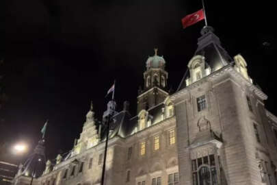 Hollanda Rotterdam'da belediye binasına Türk bayrağı asıldı