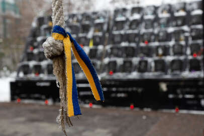 Ukrayna Cumhurbaşkanı Zelenskıy, Onur Devrimi sırasında hayatını kaybedenleri andı