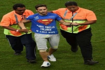 Dünya Kupası'nda bir aktivist "Save Ukraine" yazısı ile sahaya indi