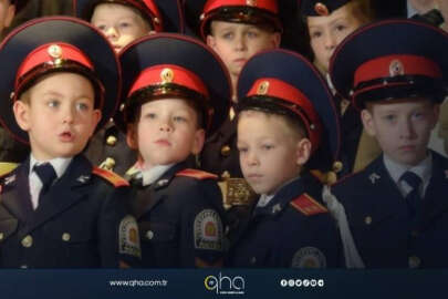 İşgalciler bunu da yaptı: Birinci sınıf öğrencileri harbiyeli oldu!