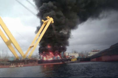 Rusya, Herson'da Türk bayraklı yüzer vinci vurdu!