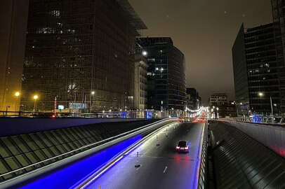 Birçok ülke Ukrayna halkına destek için ışıkları kapattı