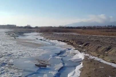 Kırgızistan'da kış sert geçiyor: Issık Göl dondu