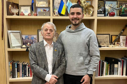 Kırımoğlu, Rus esaretinden kurtarılan doktor Asan İsenacıyev ile görüştü