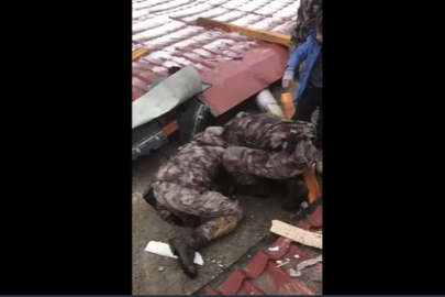 Malatya'da özel harekat polisleri, bir aileyi enkazdan kurtardı