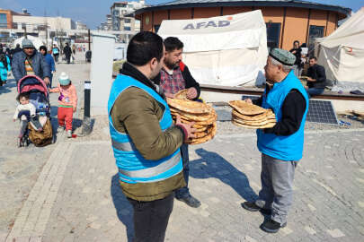 Uygur Türkleri, depremzedelerin yaralarını sarıyor
