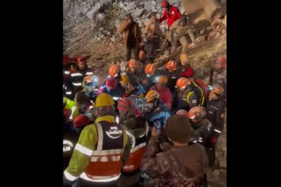 Kahramanmaraş'ta bir kadın, 258 saat sonra enkazdan sağ çıkarıldı
