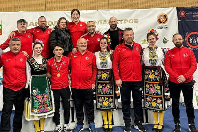 Türk milli güreşçiler, Bulgaristan'da şampiyon oldu