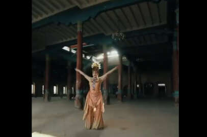 Çin'den Doğu Türkistan’daki camilerde büyük rezillik: Dansözlü reklam filmi!