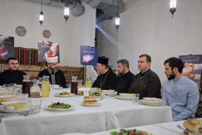 Kıyiv'de, farklı dini cemaatlerin temsilcilerinin katılımıyla iftar programı