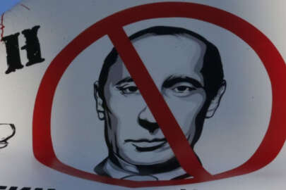 Rusya'da Ukrayna bayrağının renklerini taşıyan iki Rus gözaltına alındı