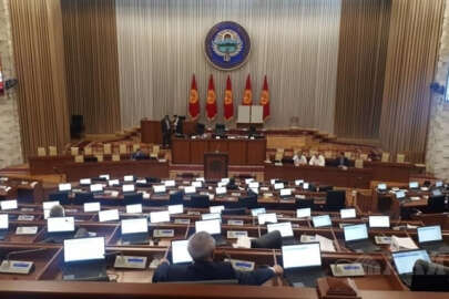 Kırgız vekiller, genç kadınlara yurt dışı yasağı önerdi!