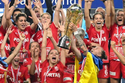 Ankara'daki futbol takımında forma giyen Ukraynalı kadın sporcular, şampiyonluk kupası kaldırdı