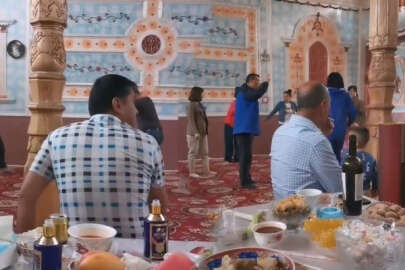 Çinliler, Doğu Türkistan'daki camide içkili eğlence yaptı!