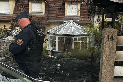 Fransa’da eylemciler, bir belediye başkanının evini ateşe verdi