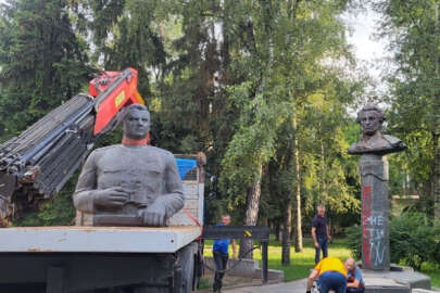 Ukrayna Poltava'da Sovyet döneminden kalma anıtlar yıkıldı
