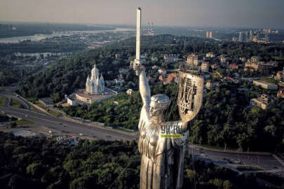 Ukrayna, kirli Sovyet mirasından kurtuldu: Ana Vatan Anıtı'na Ukrayna devlet arması yerleştirildi