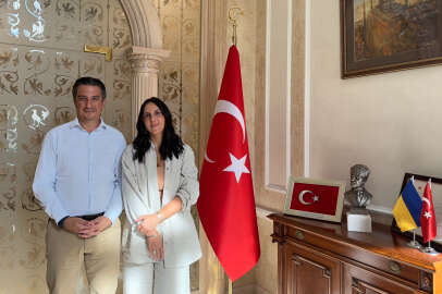 Büyükelçi Güldere, Kırım Tatar şarkıcı Camala ile bir araya geldi