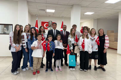Ukrayna'da Türkçe eğitim veren okulun öğrencilerinden Büyükelçi Güldere'ye veda ziyareti