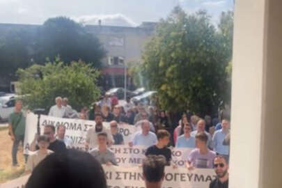 Batı Trakya'da "vardiyalı eğitim" protestosu, Doğu Makedonya Trakya Eyalet Başkanlığı önünde devam ediyor
