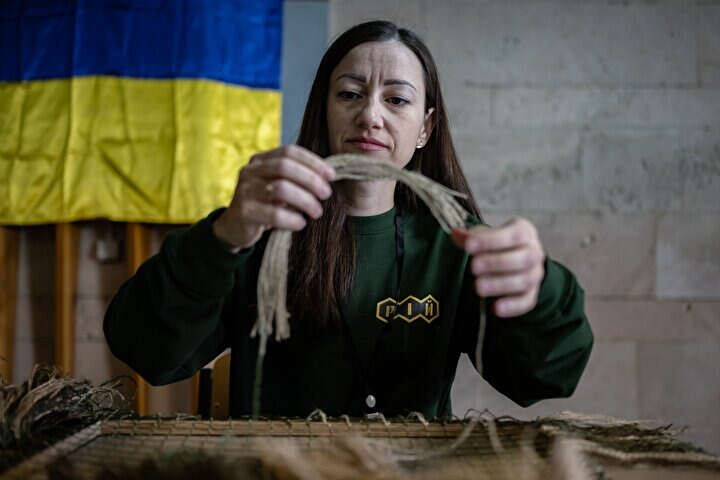 Ukrayna'da gönüllüler, keskin nişancılar için kamuflaj kıyafetleri hazırlıyor