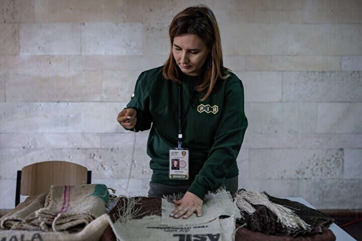 Ukrayna'da gönüllüler, keskin nişancılar için kamuflaj kıyafetleri hazırlıyor