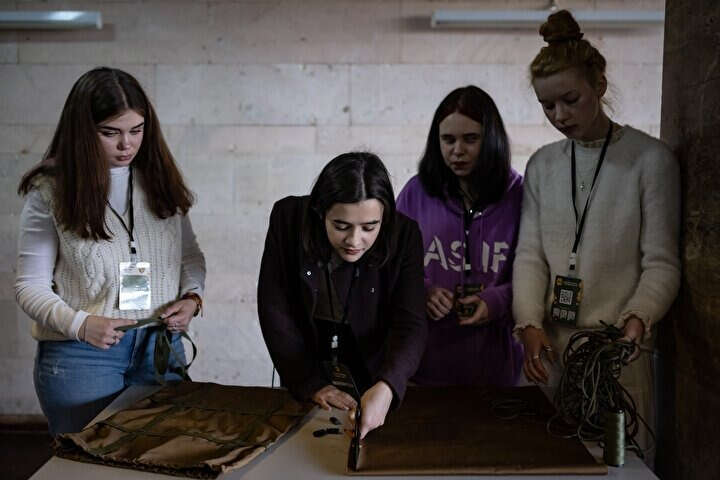 Ukrayna'da gönüllüler, keskin nişancılar için kamuflaj kıyafetleri hazırlıyor