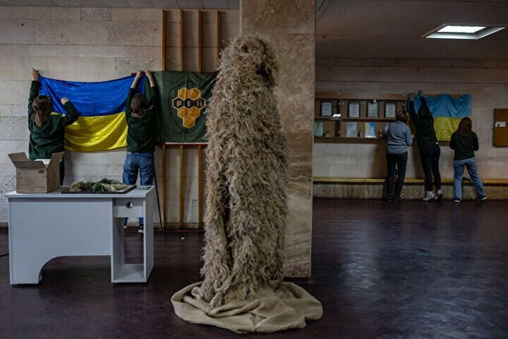Ukrayna'da gönüllüler, keskin nişancılar için kamuflaj kıyafetleri hazırlıyor