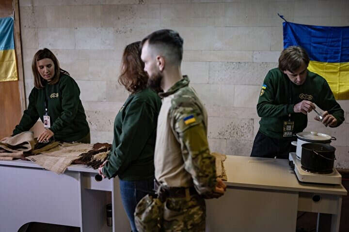 Ukrayna'da gönüllüler, keskin nişancılar için kamuflaj kıyafetleri hazırlıyor
