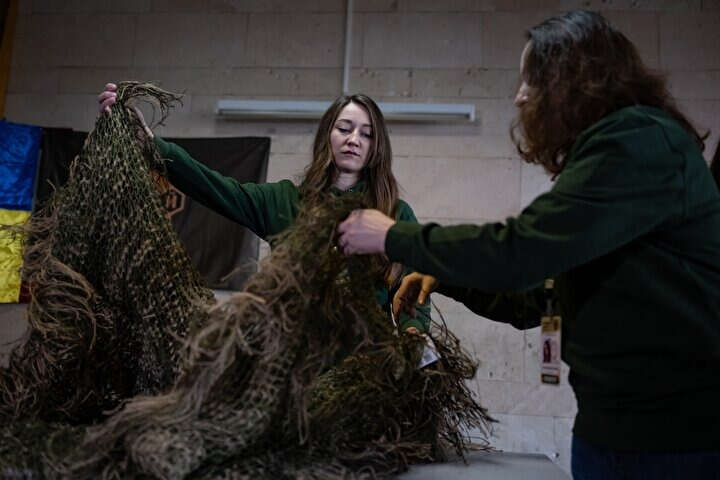 Ukrayna'da gönüllüler, keskin nişancılar için kamuflaj kıyafetleri hazırlıyor