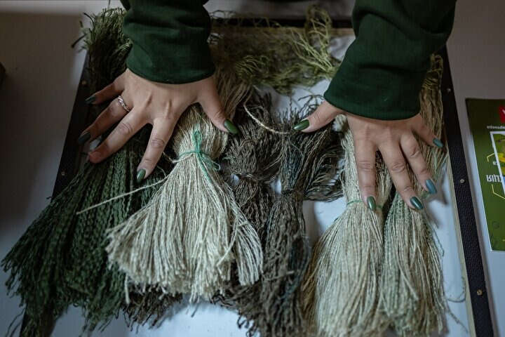 Ukrayna'da gönüllüler, keskin nişancılar için kamuflaj kıyafetleri hazırlıyor