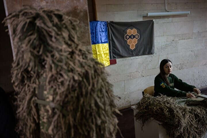 Ukrayna'da gönüllüler, keskin nişancılar için kamuflaj kıyafetleri hazırlıyor