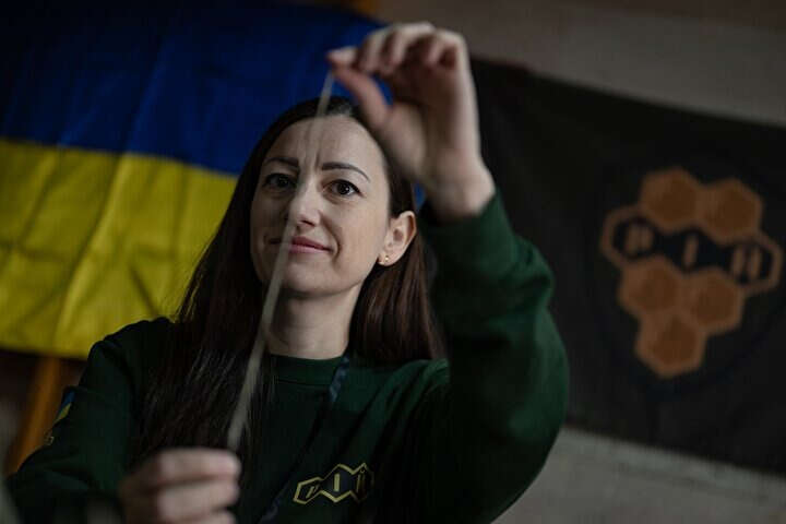 Ukrayna'da gönüllüler, keskin nişancılar için kamuflaj kıyafetleri hazırlıyor