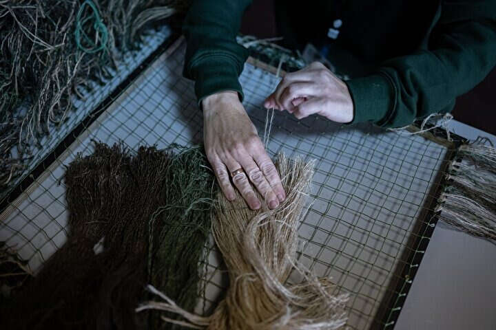 Ukrayna'da gönüllüler, keskin nişancılar için kamuflaj kıyafetleri hazırlıyor