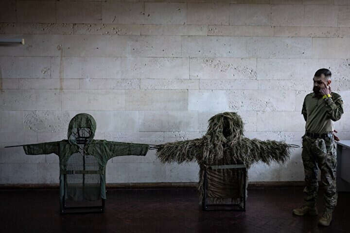 Ukrayna'da gönüllüler, keskin nişancılar için kamuflaj kıyafetleri hazırlıyor