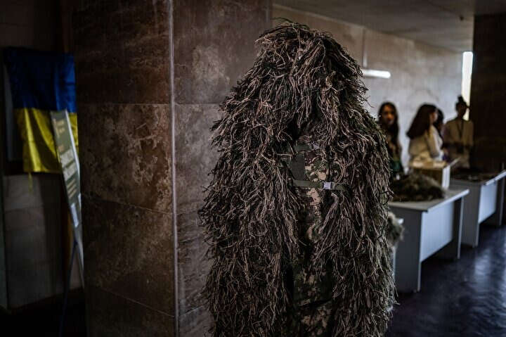 Ukrayna'da gönüllüler, keskin nişancılar için kamuflaj kıyafetleri hazırlıyor