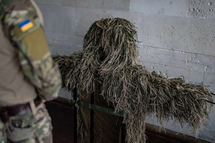 Ukrayna'da gönüllüler, keskin nişancılar için kamuflaj kıyafetleri hazırlıyor