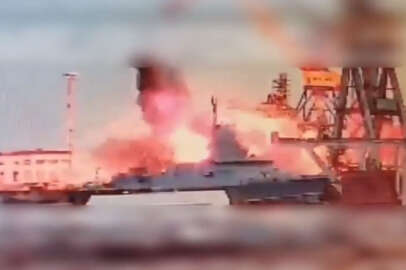Kerç tersanesinde bulunan Rus savaş gemisinin vurulma anı kameralara yansıdı!