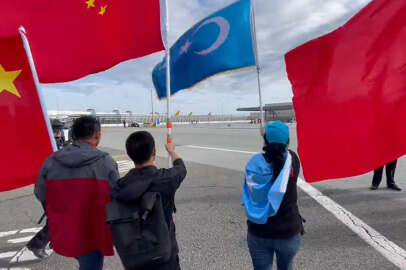 Çinlilerden toplama kampı mağduru Ziyavudun'a ve Doğu Türkistan bayrağına çirkin saldırı!