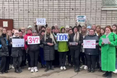 Moskova, seferberliği protesto eden Rus kadınları tehdit ediyor