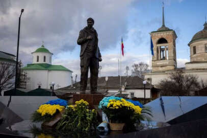 Rusların infaz ettiği son sözleri "Yaşasın Ukrayna" olan Ukraynalı askerin anıtı dikildi