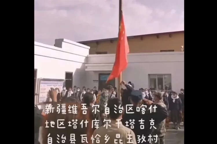 Çin’in Doğu Türkistanlılara uyguladığı zulmün bir başka boyutu: Bayrak töreni