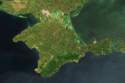 Ukrayna'nın vurduğu Kırım'daki Rus hava üssü uzaydan görüntülendi