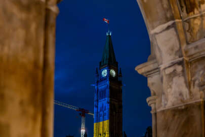 Avrupa'nın sembolleri Ukrayna Bayrağı renkleri ile süslendi