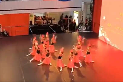 Çin soykırımı örtbas etmek için çocukları kullandı!