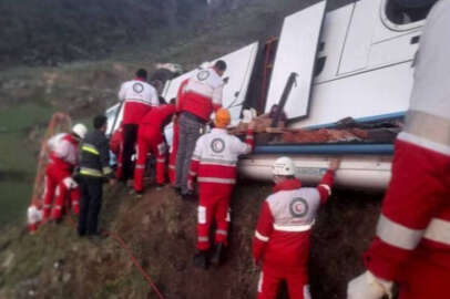Güney Azerbaycan'da yolcu otobüsü devrildi: Ölü ve yaralılar var