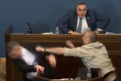 Gürcistan parlamentosu karıştı: Muhalifler, Rus destekçileri dövdü!