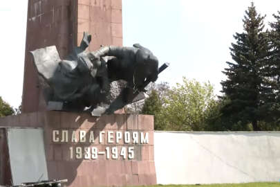 Ukrayna'daki son Sovyet anıtı da yıkıldı!